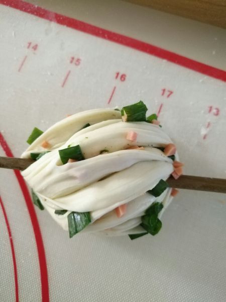 第9步(香肠葱花卷的做法)