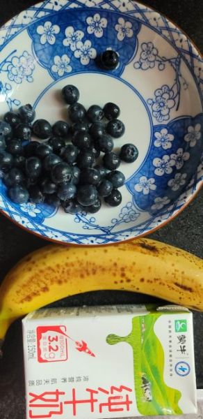 第1步(蓝莓香蕉奶昔的做法)