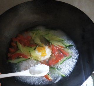 第7步(西红柿黄瓜蛋汤的做法)