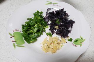 第1步(紫菜虾皮蛋花汤的做法)