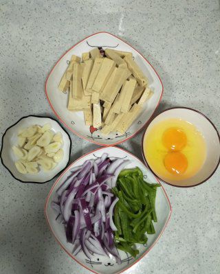 第3步(五香豆腐炒洋葱的做法)