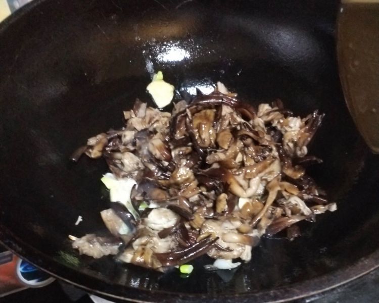 第5步(〈土豆炒榛蘑〉，鲜。欣小厨的做法)