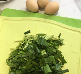 第1步(韭菜炒鸡蛋的做法)