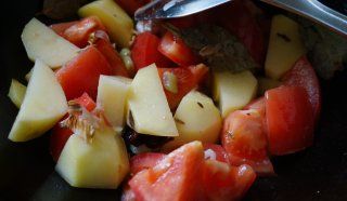 第4步(西红柿土豆炖牛肉的做法)