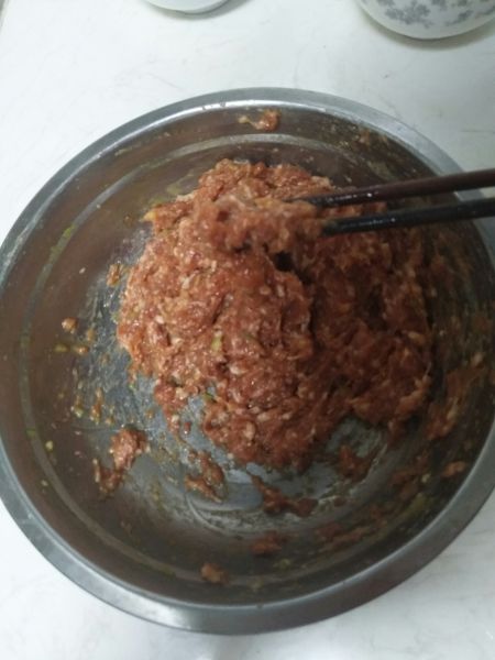 第2步(熏干豆腐肉卷的做法)