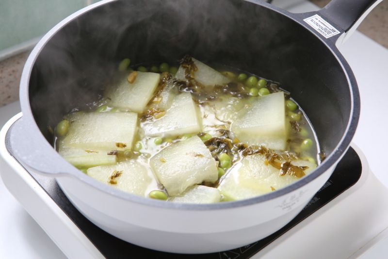 準備好所有食材2,冬瓜去皮切片,毛豆剝好去殼,鹹菜切碎用油爆炒後備用