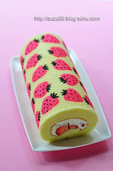 彩绘草莓蛋糕卷成品图