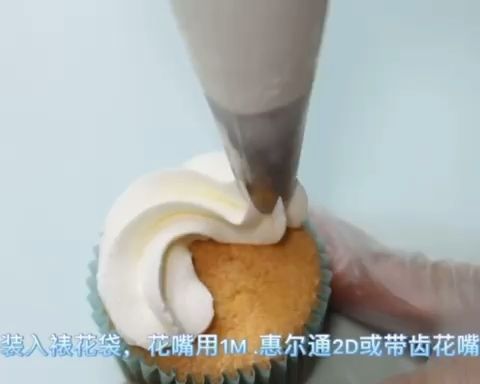 第4步(芝士香提奶油纸杯蛋糕cupcake烘焙甜品麦mai烘焙工作室的做法)