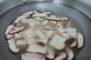 第5步(香菇瘦肉豆腐汤的做法)