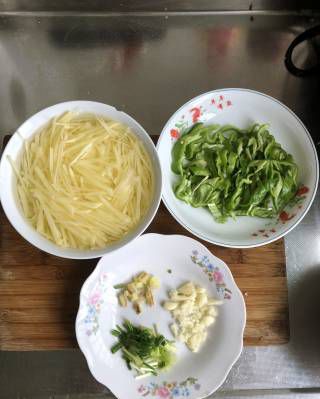 第1步(青椒土豆丝的做法)