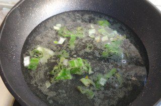 第6步(菠菜丸子粉丝汤的做法)
