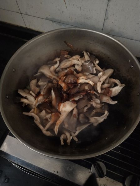 第6步(家常菜——炒蘑菇的做法)