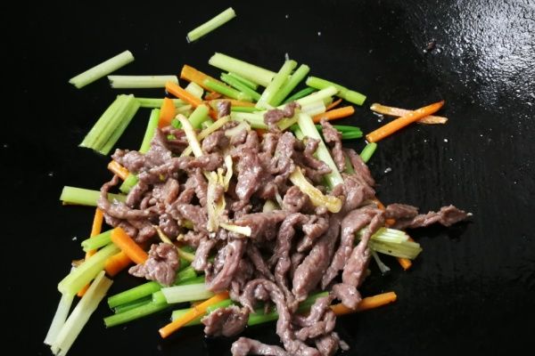第12步(芹菜牛肉丝，要想牛肉炒的好吃，一定要嫩滑又多汁的做法)