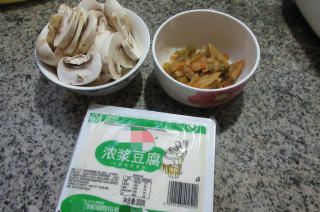 第1步(榨菜丝蘑菇豆腐汤的做法)