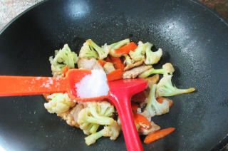 第8步(锅巴花菜肉片的做法)
