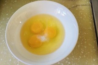 第2步(西红柿青椒炒鸡蛋的做法)