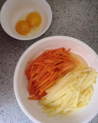 第2步(土豆胡萝卜鸡蛋饼的做法)