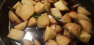 第6步(土豆焖辣椒咸菜的做法)