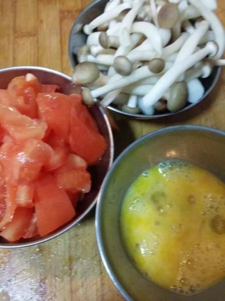 第1步(西红柿蟹味菇蛋汤的做法)
