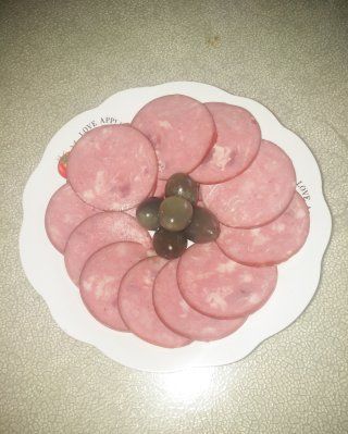 第3步(熏火腿肠摆盘的做法)