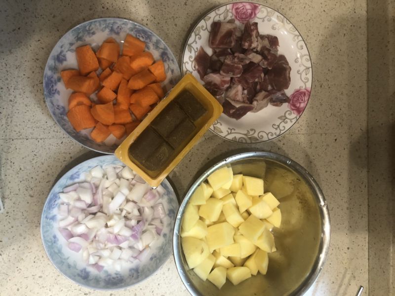 第1步(咖喱土豆牛肉饭的做法)