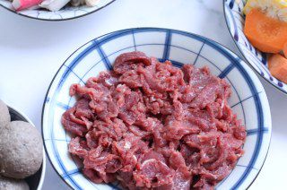 第5步(海鲜+牛肉鸳鸯火锅的做法)