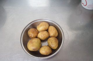 第1步(锅巴土豆的做法)