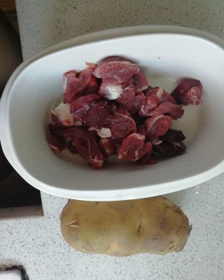第1步(土豆炖牛肉的做法)