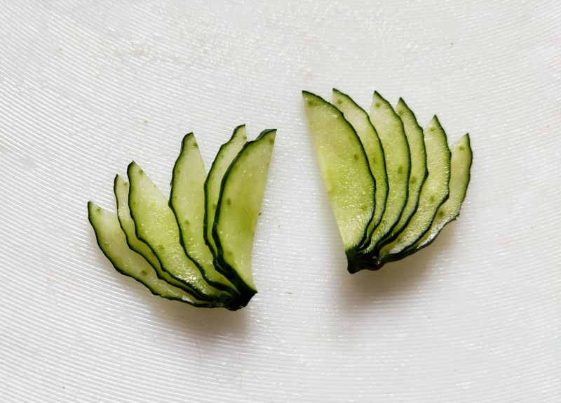 第5步(简单美丽的黄瓜花盘饰的做法)