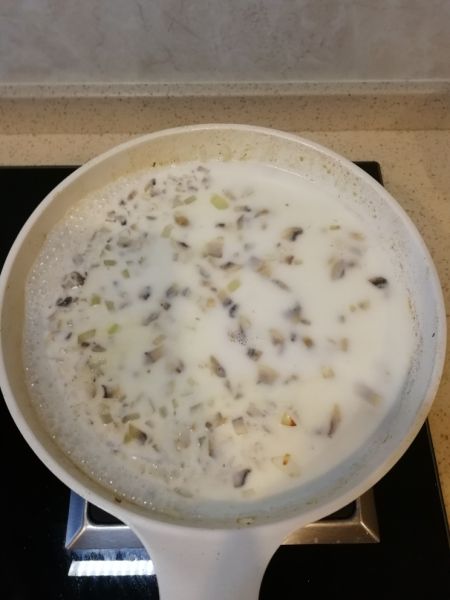 第3步(奶油蘑菇浓汤的做法)