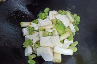 第4步(蚕豆米烧豆腐的做法)
