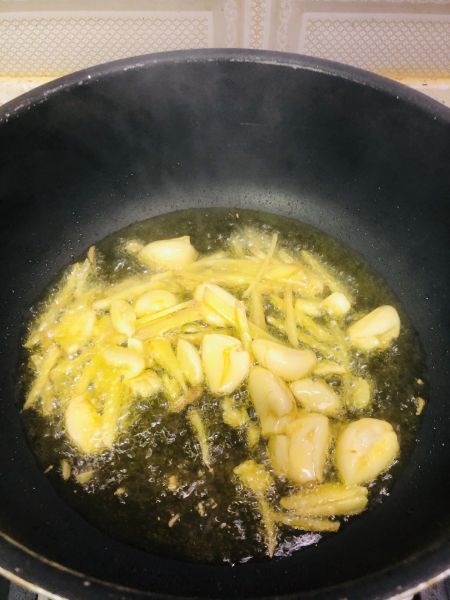 第12步(土豆烧肥肠的做法)