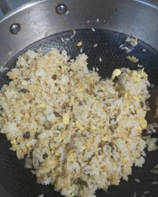第3步(酸菜鸡蛋炒米的做法)