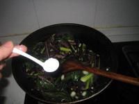 第5步(肉干炒紫菜苔的做法)
