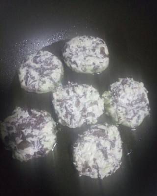 第4步(蒲瓜紫菜煎饼的做法)