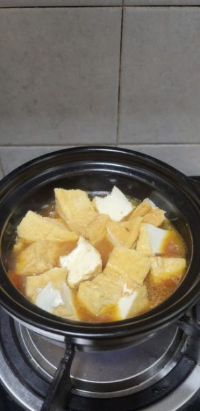 6,然后放入炸豆腐.5,再放入蒜末炒香.