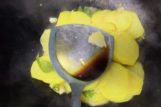 第8步(青椒土豆片的做法)