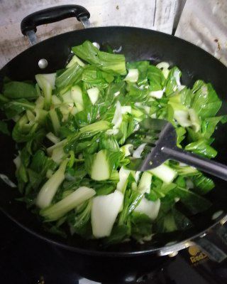 第3步(“清肠食谱”蒜蓉黑白菜的做法)