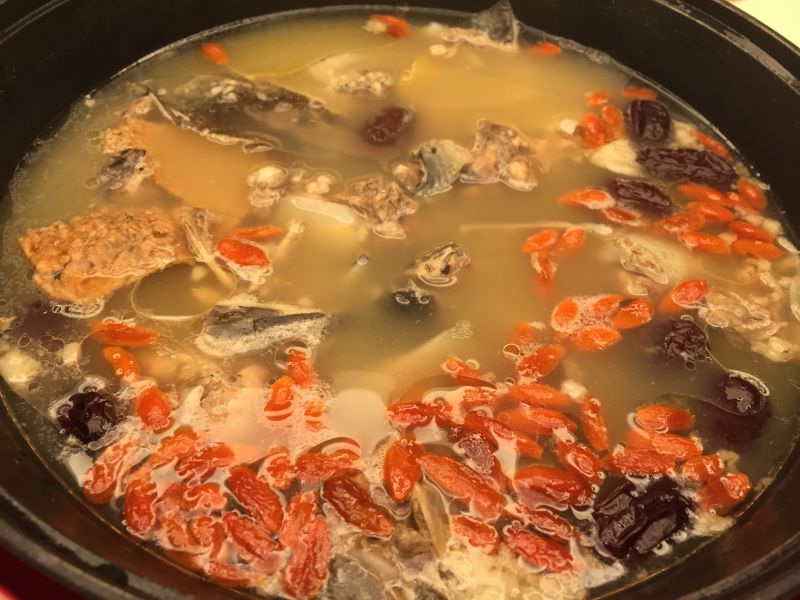红枣枸杞水鱼养生汤成品图