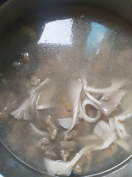 平菇滑肉汤成品图