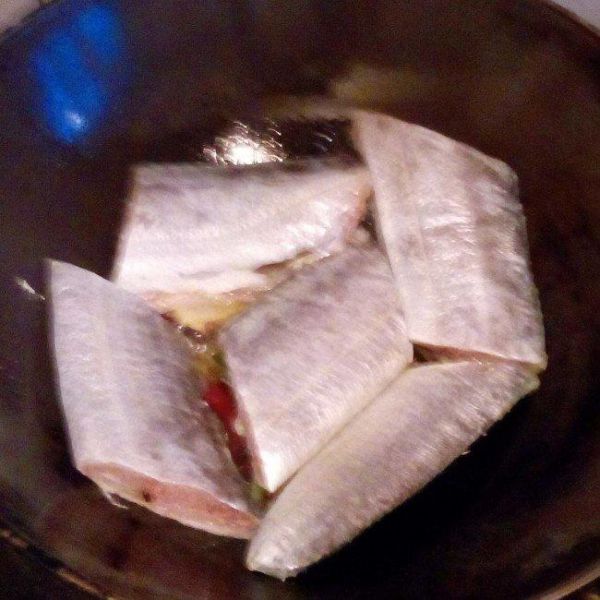 第2步(带鱼炖白菜的做法)