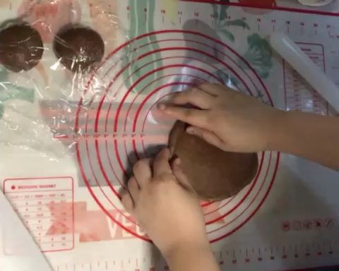 第18步(巧克力面包卷的做法)