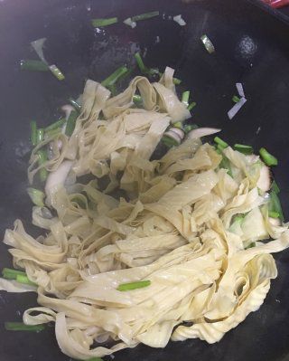 第7步(韭菜炒油豆皮的做法)