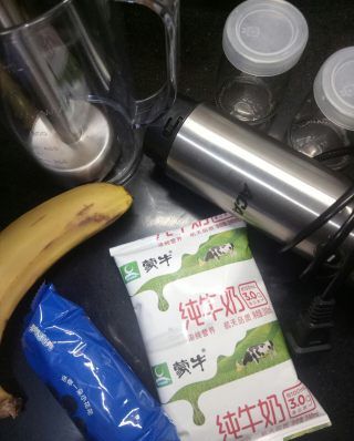 第1步(奥利奥香蕉奶昔的做法)