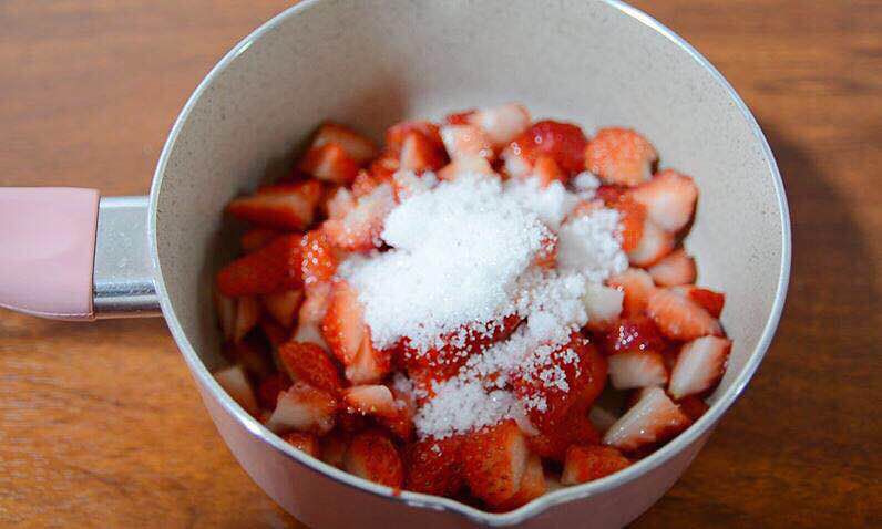 第1步(草莓牛奶布丁的做法)
