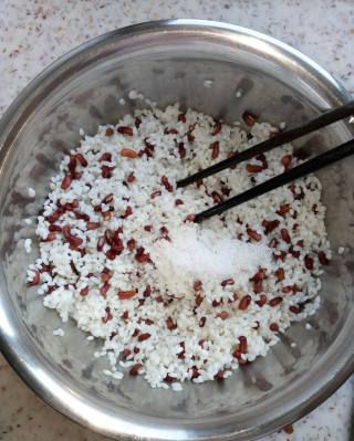 第3步(红豆糯米粽的做法)
