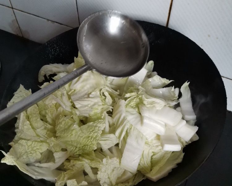 第4步(白菜炖粉条的做法)