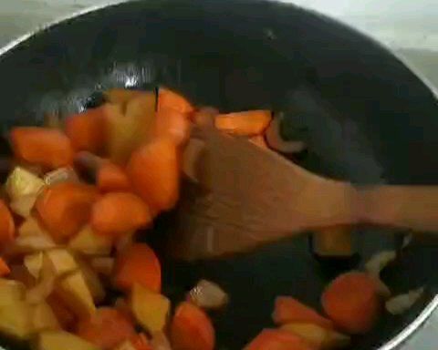 第2步(红萝卜土豆炖牛腩的做法)