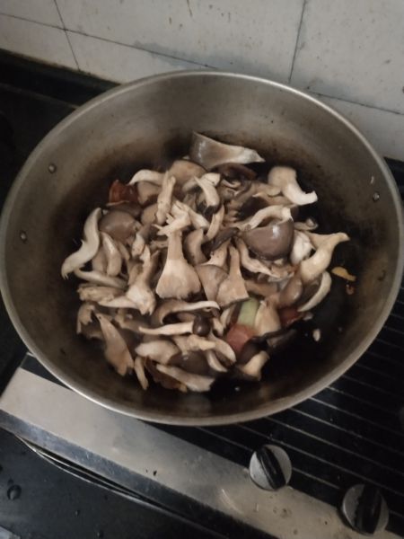 第5步(家常菜——炒蘑菇的做法)