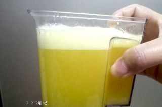 第6步(鲜榨菠萝汁的做法)